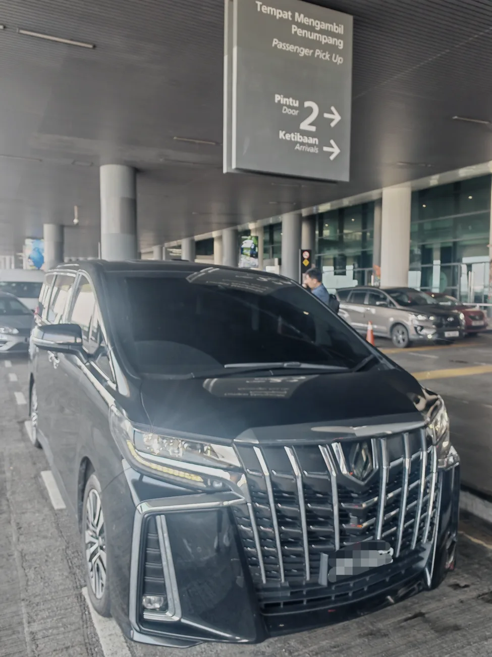 BH Chauffeur MPV at the airport passenger pick-up
